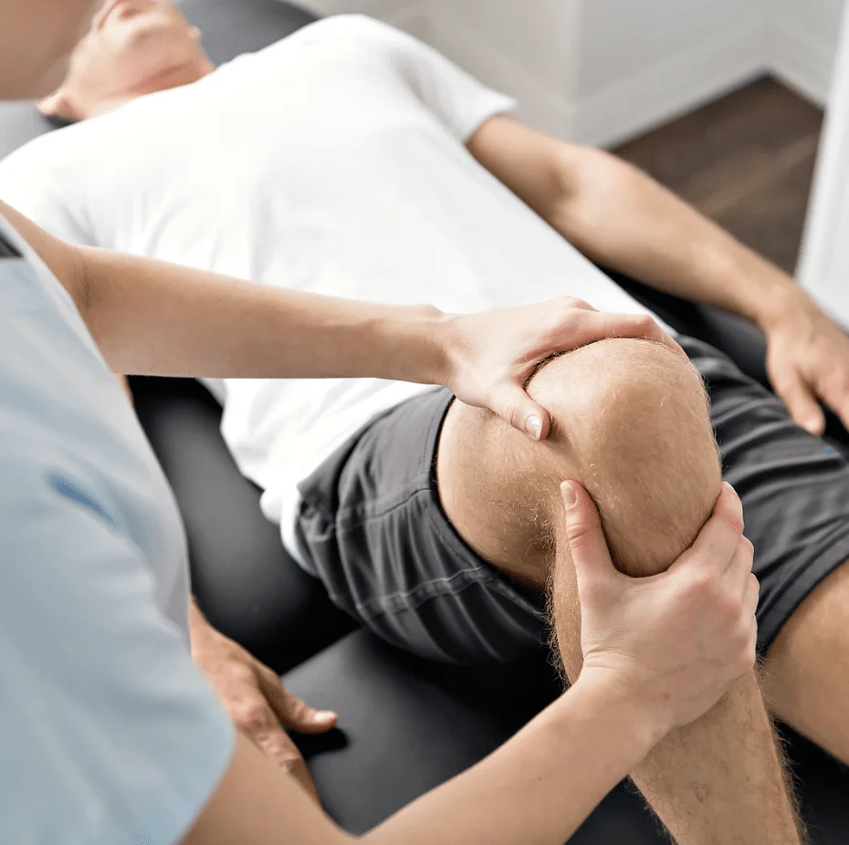 Figura corporal con las zonas que tratamos en fisioterapia: cuello, hombro, espalda, cadera, rodilla y tobillo